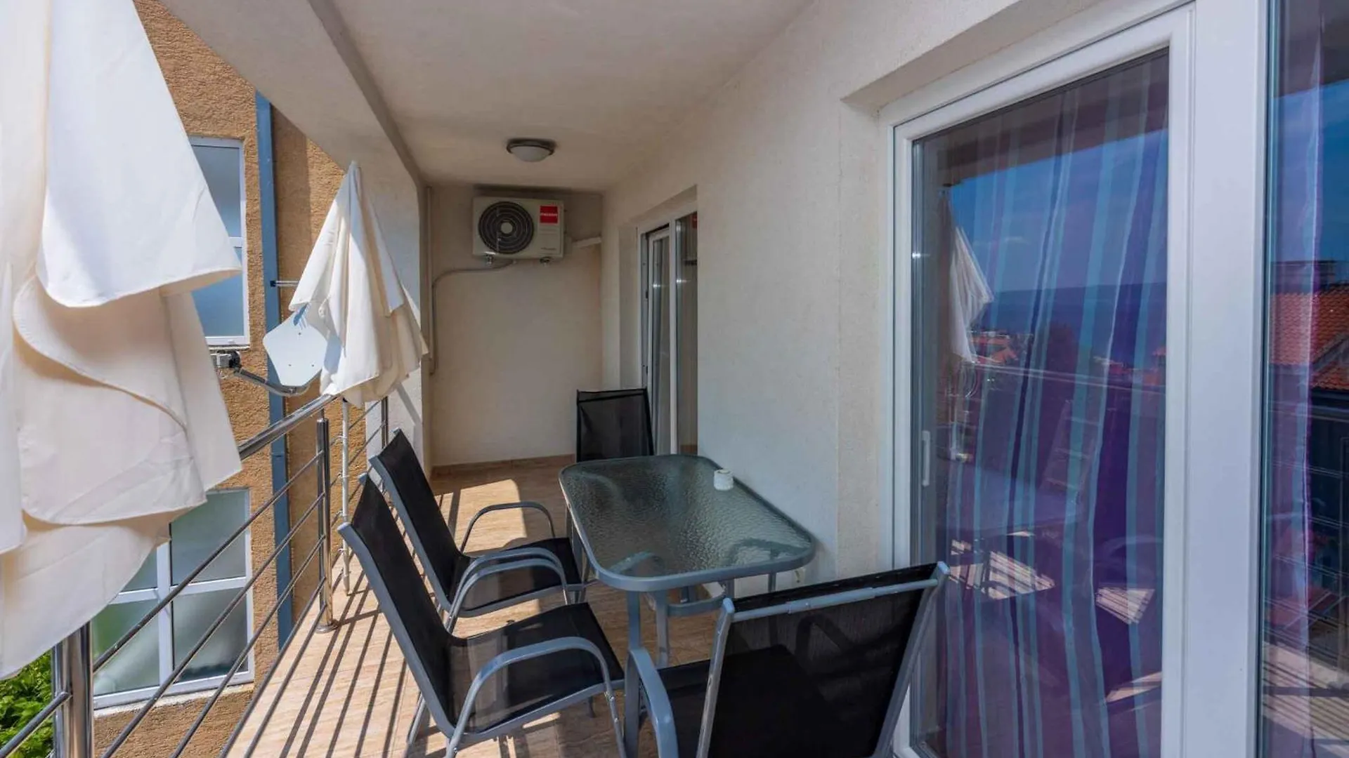 Apartment In Novi Vinodolski 39370 0*,